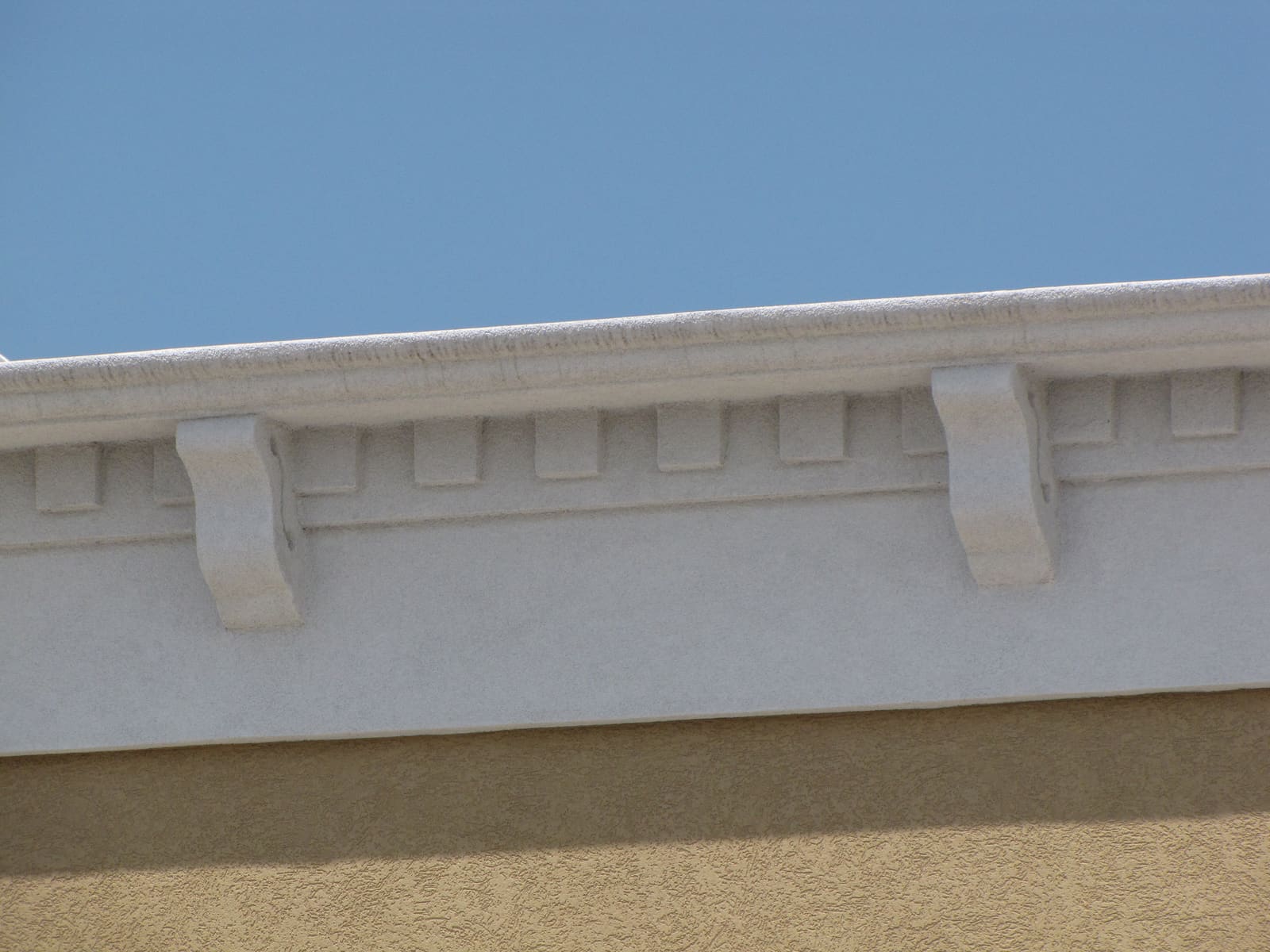 Dentil cornice running below a parapet